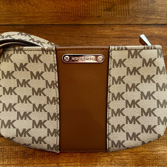 Michael Kors | Monogram Belt Bag - Picture 2 of 6